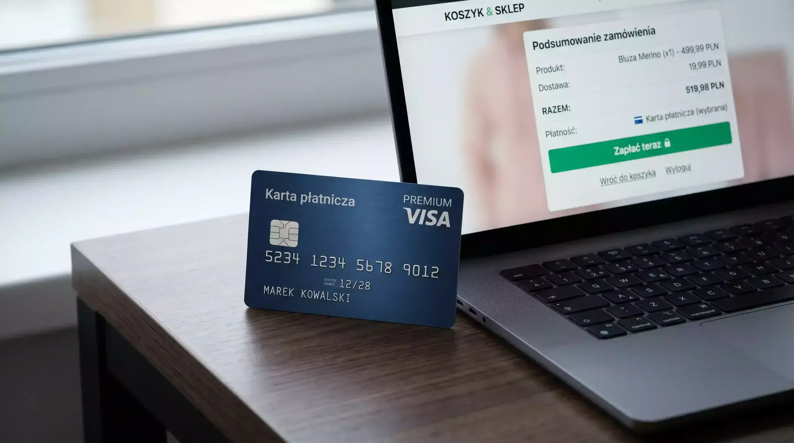 Karta kredytowa Visa wkładana do terminala płatności online na laptopie