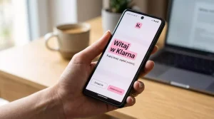 Smartfon z otwartą polską wersją aplikacji Klarna i widokiem ekranu rejestracji