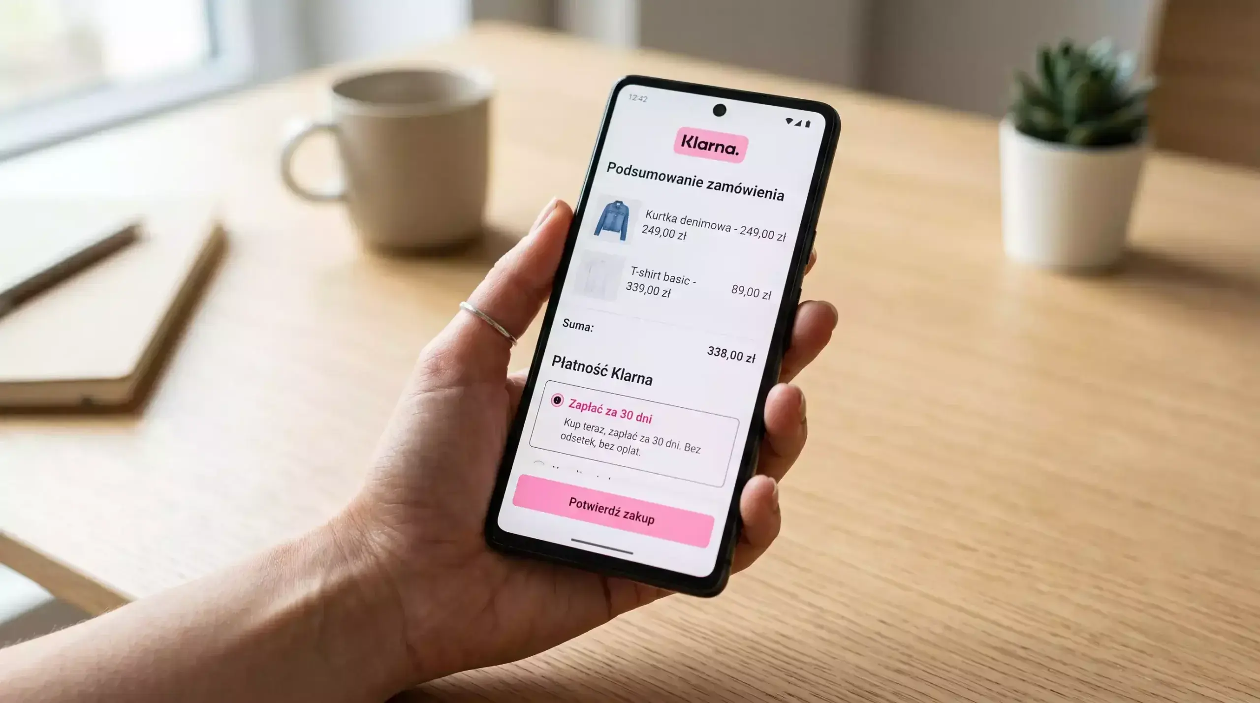 Smartfon z aplikacją Klarna i ekranem opcji zapłaty za 30 dni przy zakupie online