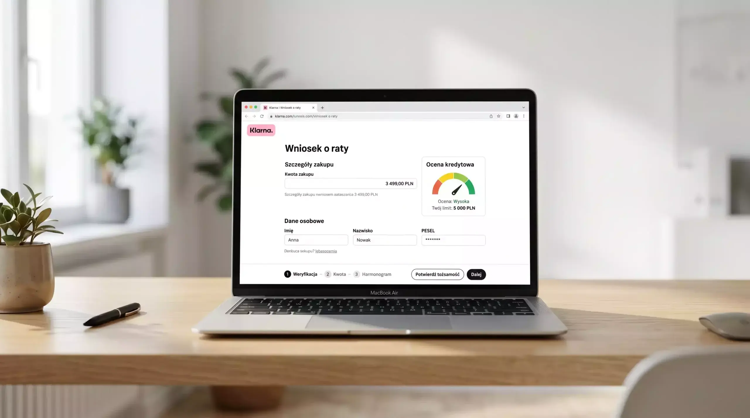 Ekran komputera z formularzem zdolności kredytowej i logo Klarna w przeglądarce