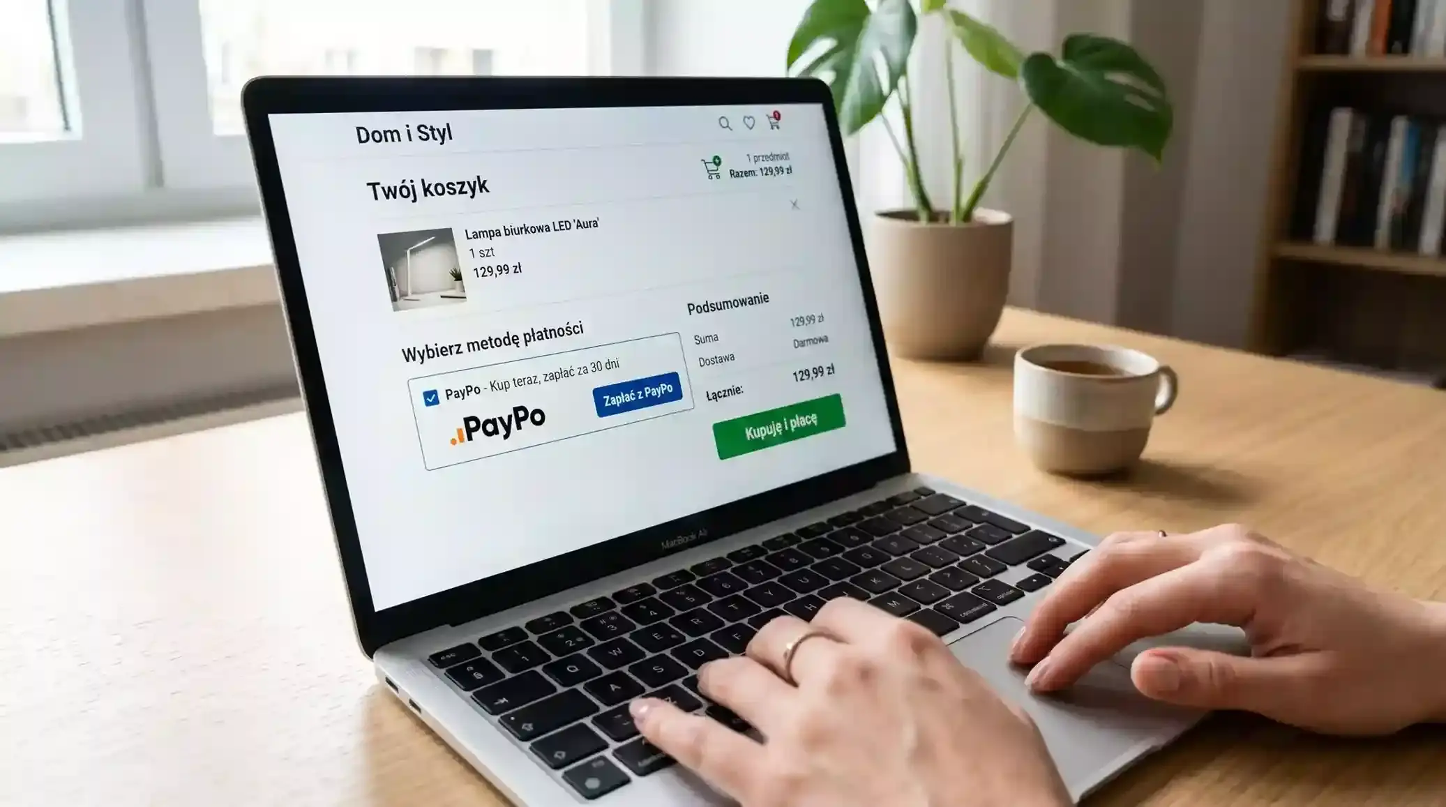 Laptop z otwartym koszykiem sklepu internetowego i wybraną metodą płatności PayPo